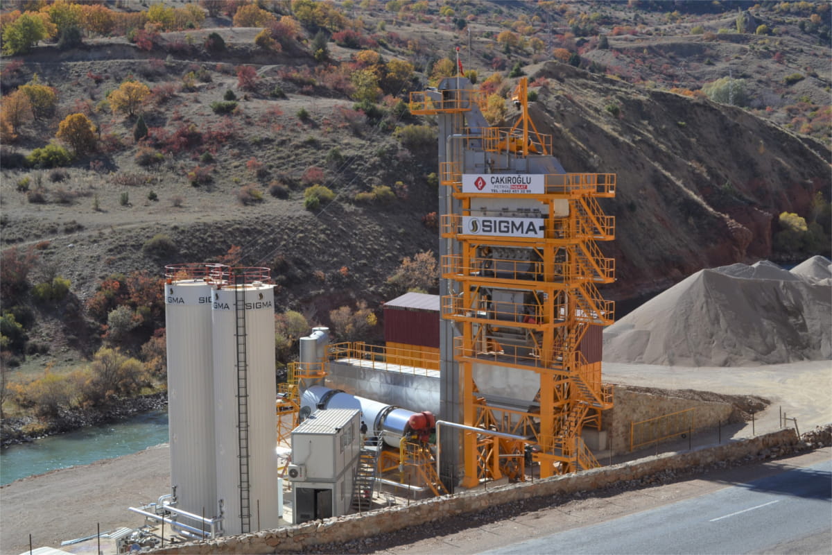 240 t/h Sigma asphalt plant in Erzurum / Turkiye, with electrically heated vertical bitumen tanks